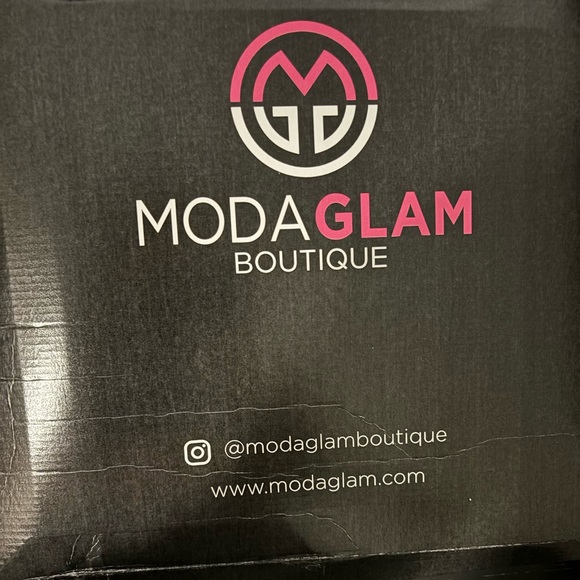 Elegant red satin fishtail gown - Picture 8 of 11